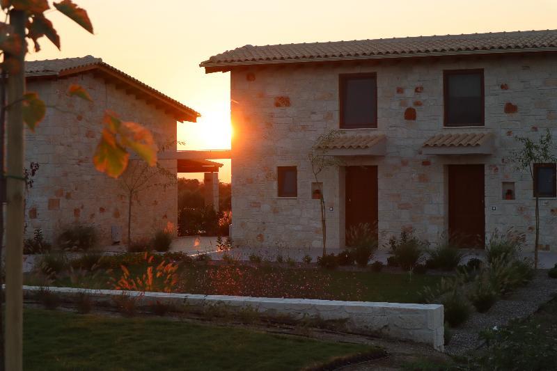Mint Retreat Suites (Adults Only) Καλάνδρα Εξωτερικό φωτογραφία